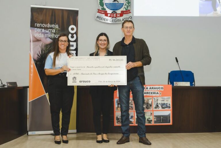 Arauco distribui cheques simbólicos para associações de Piên e Jaguariaíva, Paraná