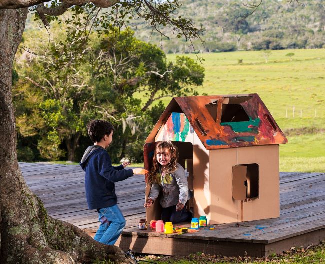 Brinquedos de papelão promovem educação ambiental de maneira lúcida