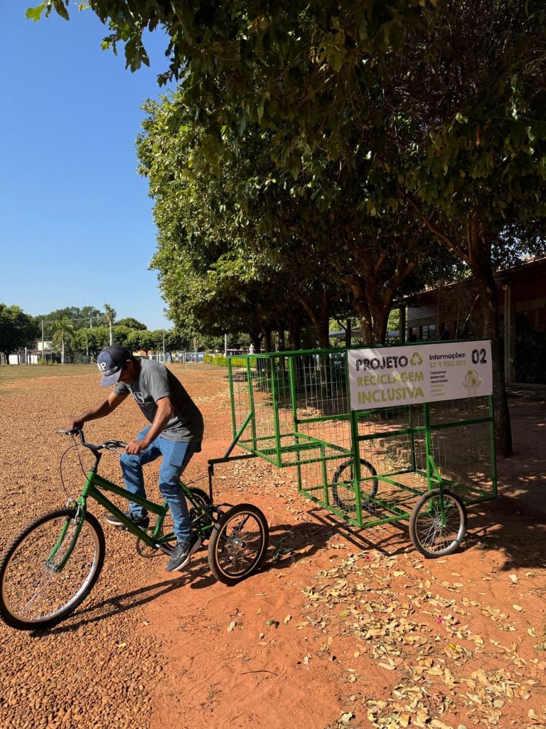 Com apoio da Suzano, Cooperativa Arara Azul recebe 30 triciclos adaptados para coleta seletiva em Três Lagoas (MS)