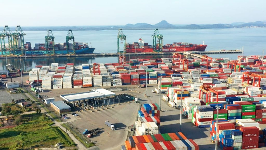 Investimentos bilionários nos portos de Santa Catarina impulsionam competitividade no comércio internacional