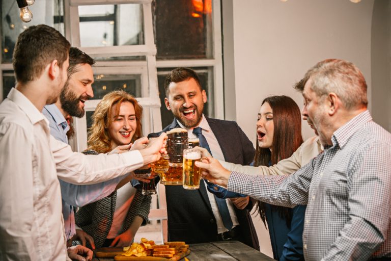 Festas de Fim de Ano no Trabalho | A celebração pode ultrapassar os limites profissionais, revela pesquisa