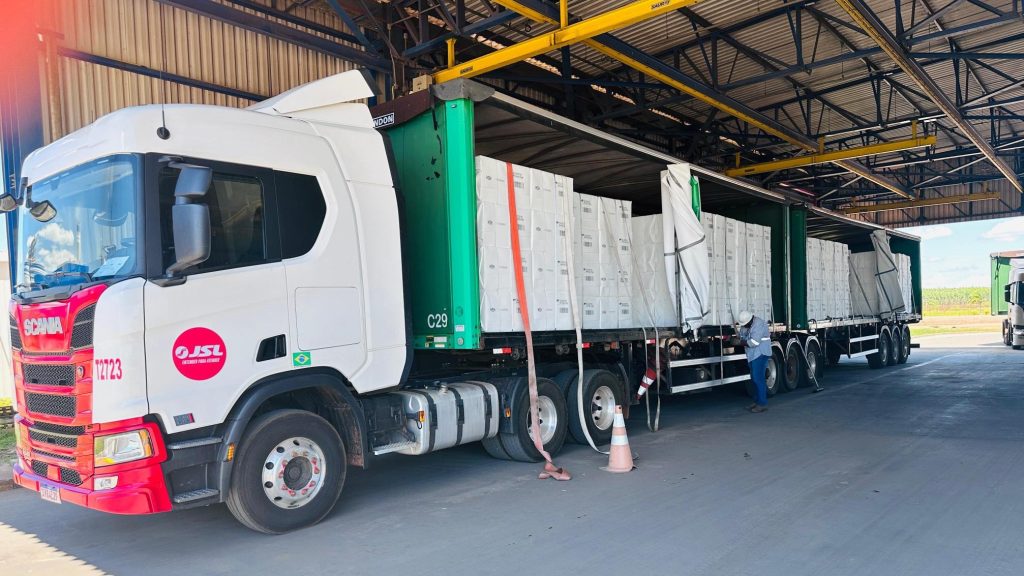 Suzano inicia testes de caminhão bitrem movido com o auxílio de um eixo elétrico em Três Lagoas (MS)