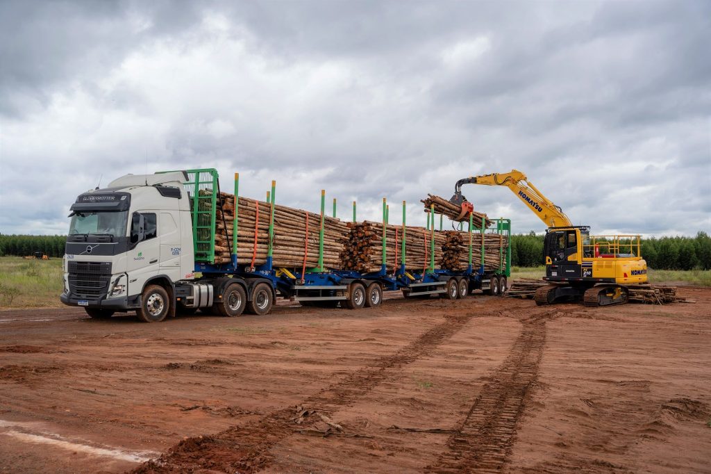Suzano inova no setor de logística florestal com primeiro módulo próprio de operação de tritrens em Três Lagoas (MS)