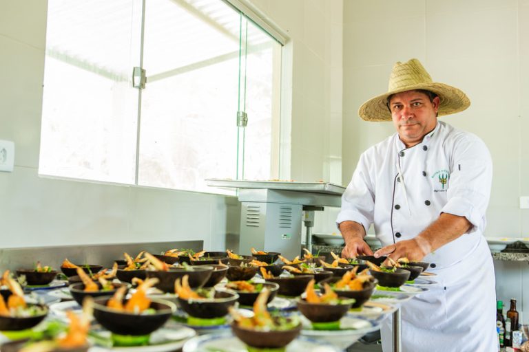 Veracel e SEBRAE promovem almoço com chef Salmo de Oliveira para valorizar agricultura familiar do Sul da Bahia