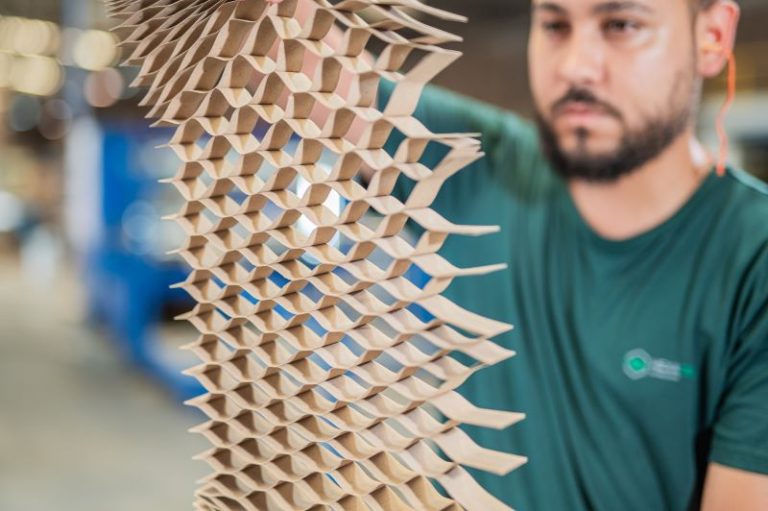 Inovação: Empresa da Serra apresenta estande de papel estruturado na Movelsul 2025