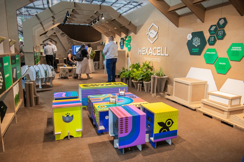 Espaços de convivência da Movelsul 2025 e estande da Hexacell são construídos com papel estruturado