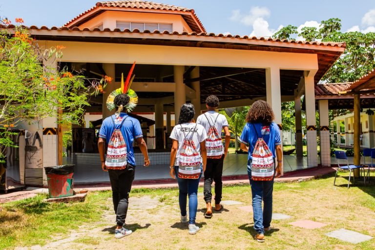 Veracel Celulose doa mais de 5 mil kits escolares para comunidades indígenas no Sul da Bahia