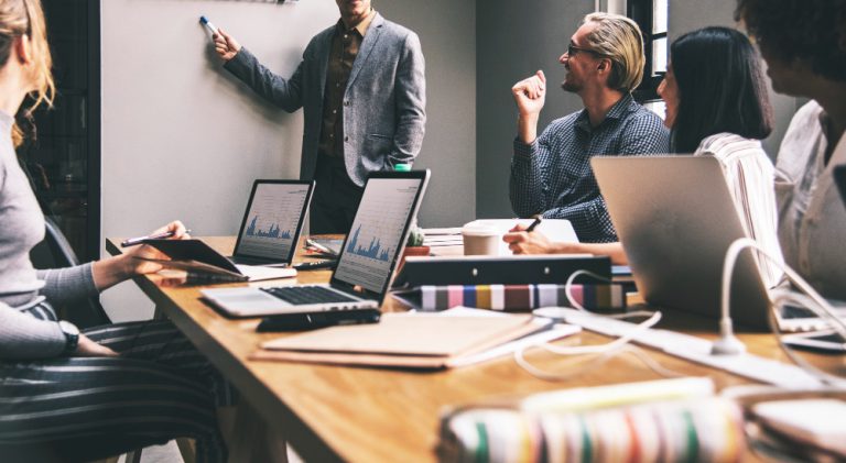 Simplificar para crescer: a nova estratégia das empresas na era pós-digital