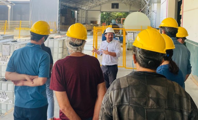 Urbem recebe visitantes em sua fábrica, localizada no Paraná, para imersão na produção industrial com madeira engenheirada