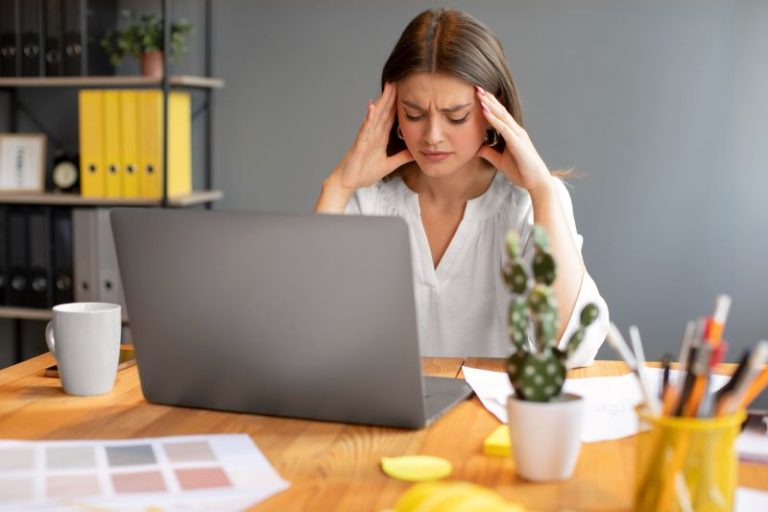 Adiamento da NR-01: Empresas ganham tempo, mas riscos à saúde mental exigem ação imediata