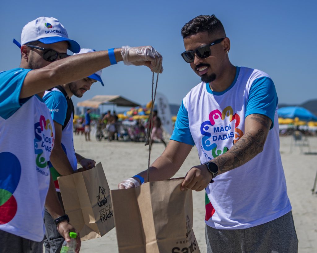 Bracell abre inscrições para mutirão de limpeza na praia de Santos durante Semana do Meio Ambiente