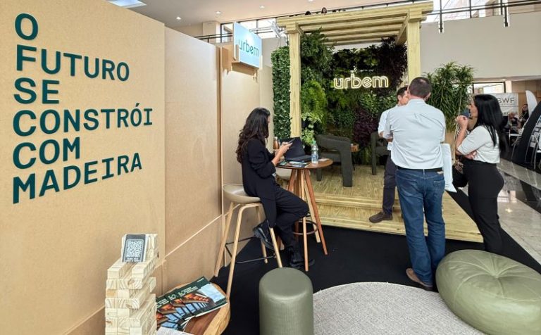 Urbem marca presença no EBRAMEM 2025 com estande e amostras de madeira engenheirada