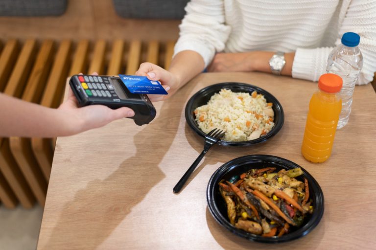 Vale alimentação e refeição via Pix: entenda o que está em jogo com a discussão sobre benefícios corporativos
