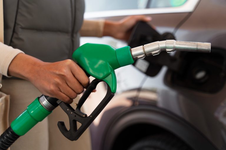 Gasolina cai só 0,78% em junho, mesmo após reajuste de 5,6% da Petrobras, afirma Edenred Ticket Log