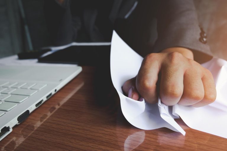 “Quiet quitting” avança no Brasil e ameaça desempenho de equipes híbridas, aponta especialista