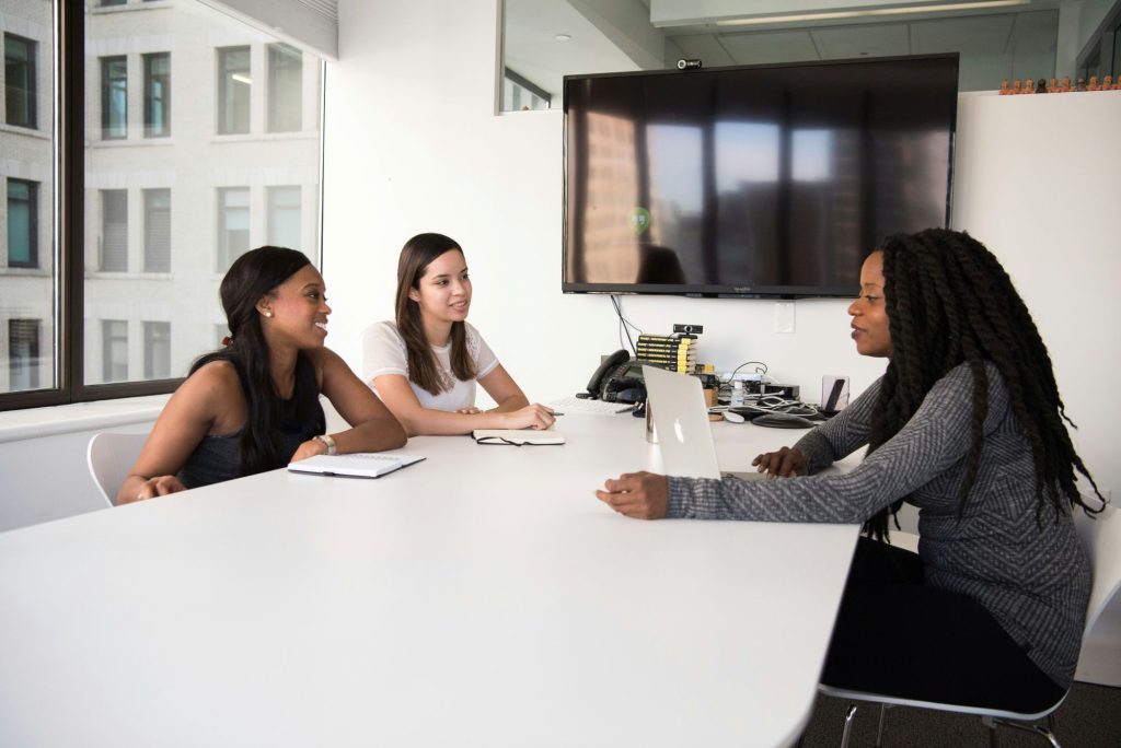 Estudo do Distrito revela que empresas brasileiras estão avançando na implementação da IA para Recursos Humanos