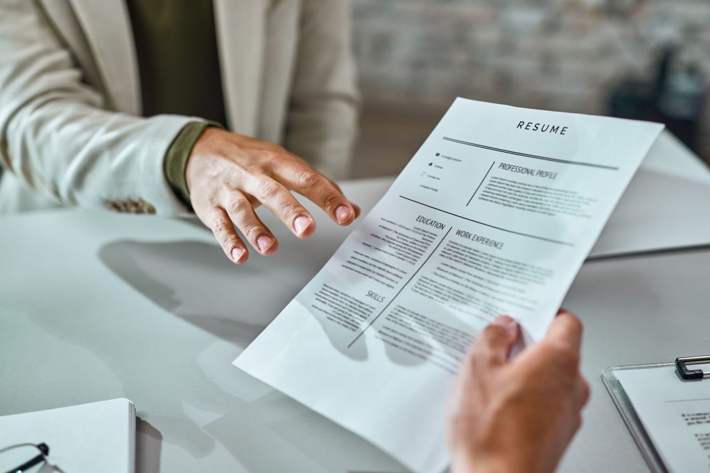Antes do recrutador, a IA: entenda como os algoritmos decidem quem avança nos processos seletivos