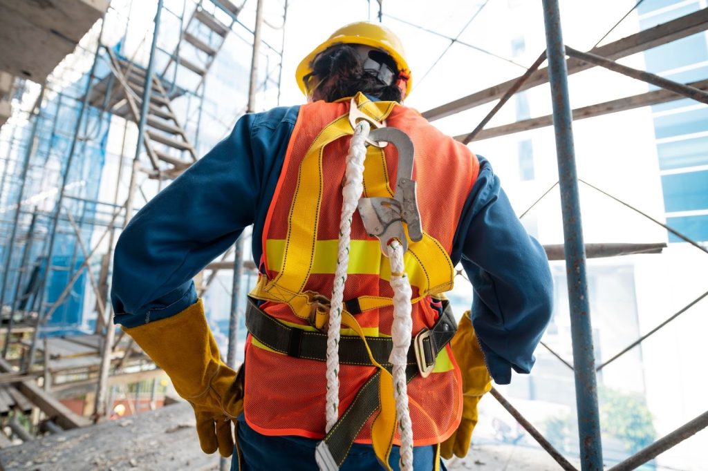 Falhas no uso de EPIs podem elevar em 30% o número de acidentes graves em ambientes de trabalho
