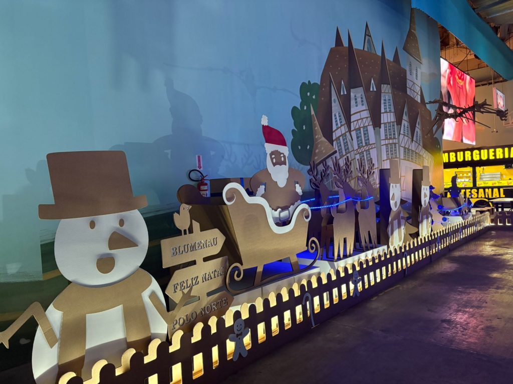 Smurfit Westrock leva sustentabilidade e encantamento ao Luminous Show em Blumenau com a inédita Vila de Papelão