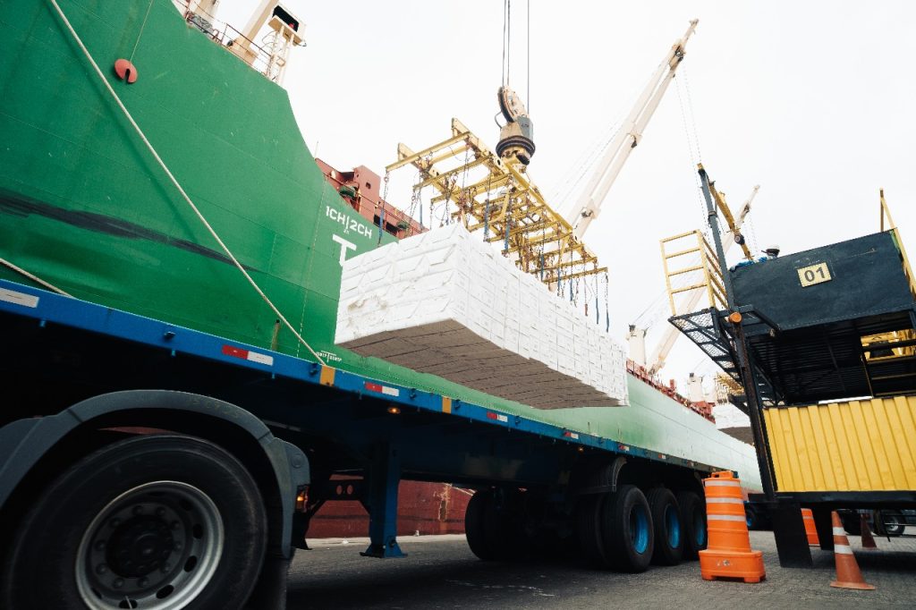 Suzano bate a marca de 5,5 milhões de toneladas de celulose exportadas nos seus terminais de Santos