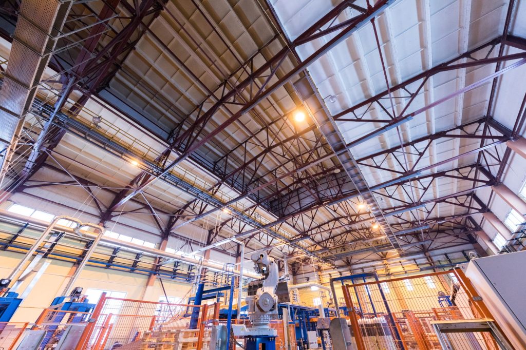 Tecnologias de iluminação industrial evoluem para 200 lumens por watt e vida útil de 10 anos