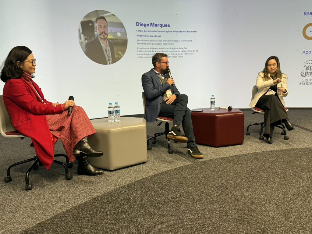 Executivo da Arauco media painel sobre Comunicação durante evento em Curitiba (PR)