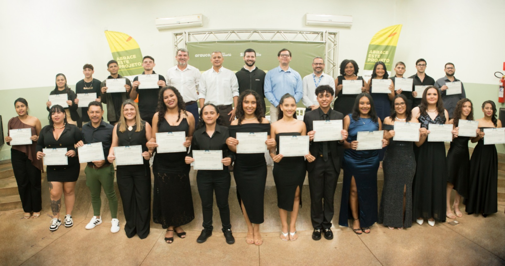 Primeira turma do Programa Abrace Este Projeto recebe certificado em Paranaíba